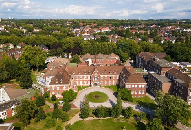 Luftaufnahme des Johanniter Krankenhauses Oberhausen. Das komplette Gebäude sowie der Park davor sind zu sehen.