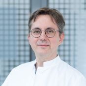 Portrait von Dr. Jan Karlik, Oberarzt der Klinik für Anästhesiologie und Intensivmedizin