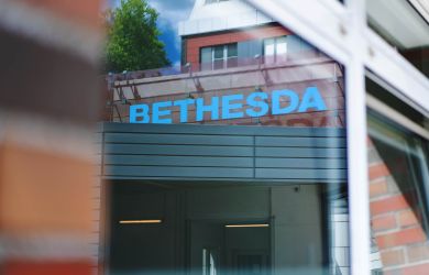 Schriftzug Bethesda über der Liegendeinfahrt des Bethesda Krankenhauses.