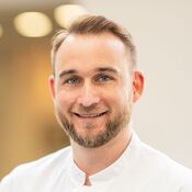Portrait von Paul Hacke, Leitender Oberarzt der Klinik für Kinderkardiologie und angeborene Herzfehler