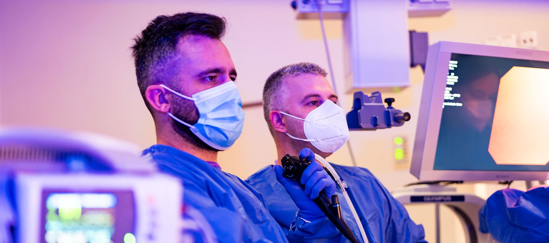 Zwei Oberärzte der Klinik für Lungen- und Bronchialheilkunde führen gemeinsam eine bronchoskopische Untersuchung durch