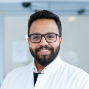 Portraitfoto von Mohamed Taher, Oberarzt der Klinik für Neurochirurgie - Schwerpunkt Wirbelsäulenchirurgie
