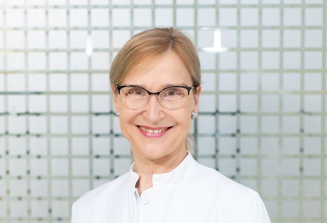 Portrait von Dr. Nicola Zimansky, Chefärztin der Sektion Altersmedizin