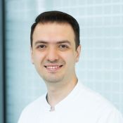 Portrait von Amir Esfandi, Oberarzt der Klinik für Kardiologie, Angiologie und Elektrophysiologie