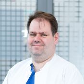 Portrait von Andreas Fischer, Funktionsoberarzt der Klinik für Kardiologie, Angiologie und Elektrophysiologie und Leiter der Lungenhochdruckambulanz/Transplantationsambulanz