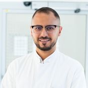 Portraitfoto vom Sektionsleiter der Wirbelsäulenchirurgie Hisham Alsingaby Ph. D.