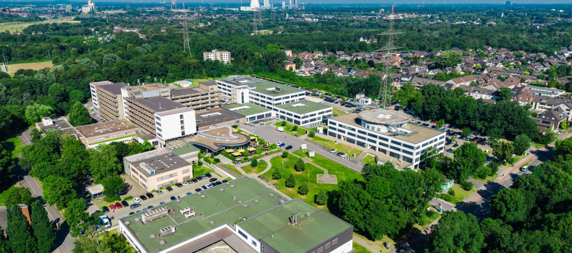 Luftaufnahme zeigt die Gebäude des Evangelischen Krankenhauses Duisburg-Nord und das angrenzende Gelände aus der Vogelperspektive.