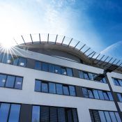 EKN - Sonnenstrahl auf dem Hubschrauber-Platz auf dem Dach der Verwaltung