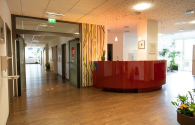 Empfangsbereich der Geburtshilfe im Bethesda mit Durchgang zu den Kreißsäalen.