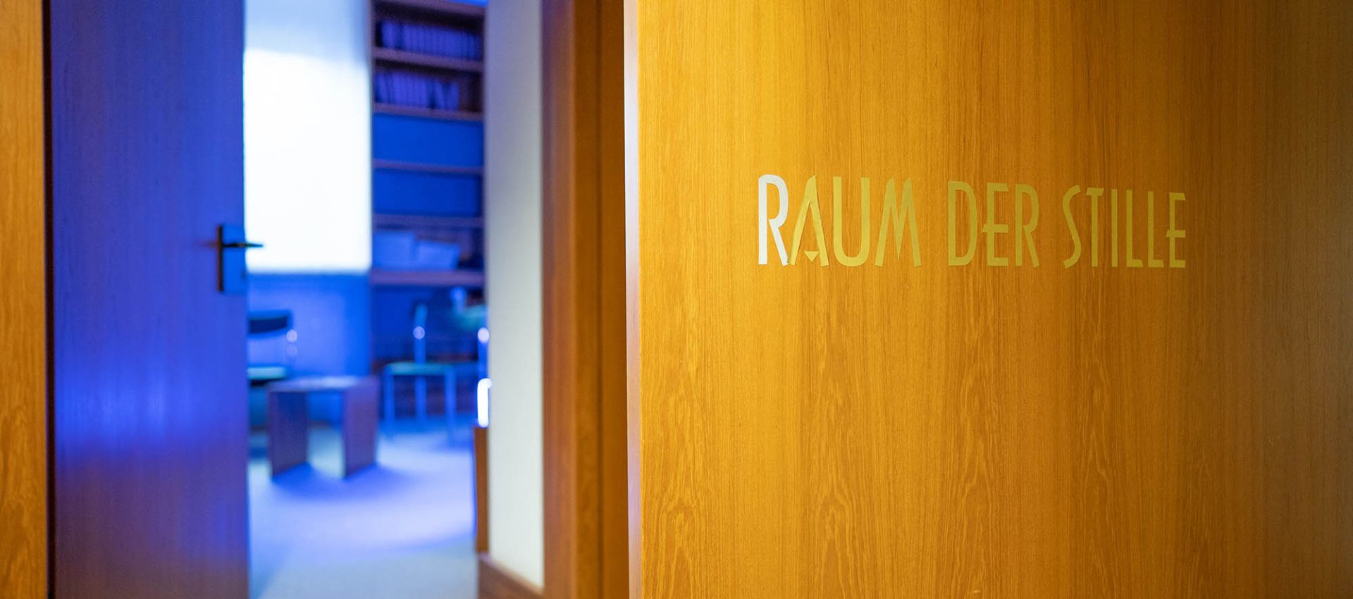 Schriftzug Raum der Stille am Eingang zum Raum.