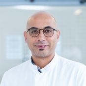 Portraitfoto von Moataz Khalil, Oberarzt der Klinik für Neurochirurgie - Schwerpunkt Wirbelsäulenchirurgie
