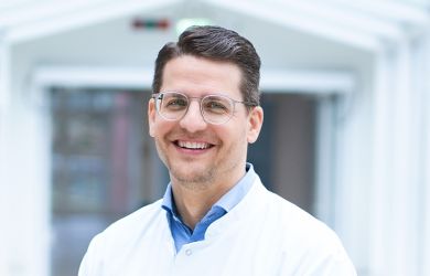 Portrait von Prof. Dr. Simon Schimmack, Chefarzt der Klinik für Allgemein-und Viszeralchirurgie.