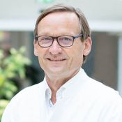 Portrait von Prof. Dr. Dietmar Simon, Senioroperateur der Klinik für Allgemein-und Viszeralchirurgie.