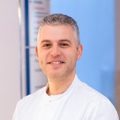 Portrait von Klodian Turja, Oberarzt der Klinik für Lungen- und Bronchialheilkunde