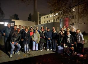 Kurz vor der Abreise: Das Team des Herzzentrums Duisburg versammelt sich am frühen Morgen vor dem Krankenhaus, bereit für die medizinische Mission in Ghana. Es ist noch dunkel.