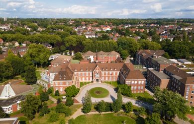 Luftaufnahme des Johanniter Krankenhauses Oberhausen. Das komplette Gebäude sowie der Park davor sind zu sehen.