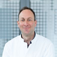 Portrait von Dr. Alexander Schönefuß, Technisch-operativer Laborleiter, Biologe, Qualitätsbeauftragter (QB)