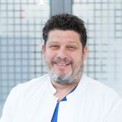 Portrait von Alexandru Borza, Oberarzt der Klinik für Kardiologie, Angiologie und Elektrophysiologie