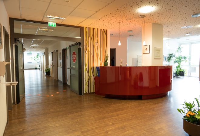 Empfangsbereich der Geburtshilfe im Bethesda mit Durchgang zu den Kreißsäalen.