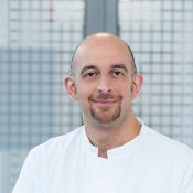 Portrait von Mahmoud Bani-Hani, Oberarzt der Klinik für Kardiologie, Angiologie und Elektrophysiologie