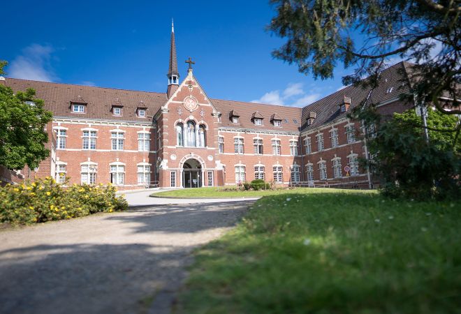 Bild: Blick durch Park auf Haupteingang