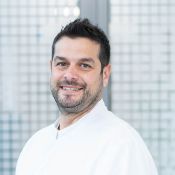 Portrait von Ramzi Khoury, Oberarzt der Klinik für Wirbelsäulenchirurgie