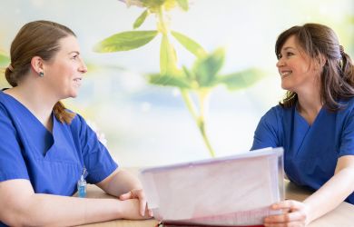 Zwei Ärztinnen der Geburtshilfe im Bethesda sitzen beisammen und besprechen sich miteinander.