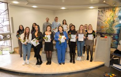 Gruppenfoto mit Absolventinnen und Absolventen des Rhein-Ruhr-Campus: Akademie für Gesundheitsberufe in der Krankenhauskapelle am Evangelischen Krankenhaus Duisburg-Nord