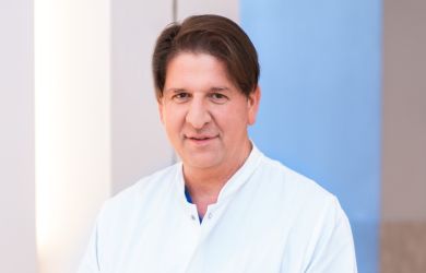 Portrait von Eldar Ahmetović, Chefarzt der Klinik für Lungen-und Bronchialheilkunde