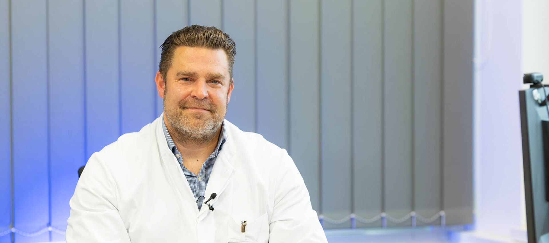 Allgemeinchirurgie - Chefarzt Prof. Dr. Daniel Vallböhmer am Schreibtisch