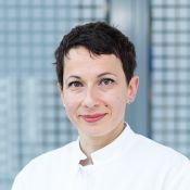 Portrait von Dr. Anca Pop, Oberärztin der Klinik für Anästhesiologie und Intensivmedizin