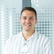 Portrait von Tim Marciniak, Pflegedienstleitung am Evangelischen Krankenhaus Duisburg-Nord