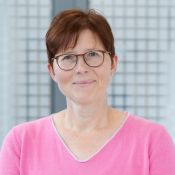 Portrait von Kerstin Reisgies, Verwaltung Ausbildungsbereich Pflege am Rhein-Ruhr-Campus Akademie für Gesundheitsberufe