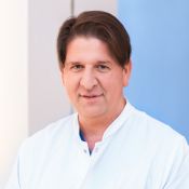 Portrait von Eldar Ahmetovic, Chefarzt der Klinik für Lungen-und Bronchialheilkunde