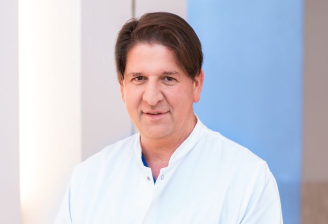 Portrait von Eldar Ahmetović, Chefarzt der Klinik für Lungen-und Bronchialheilkunde