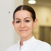 Portrait von Elina Kutscherjawy, Oberärztin der Klinik für Kinderkardiologie und angeborene Herzfehler