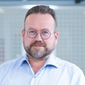 Portrait von Lars Oppers, örtlicher Pflegedienstleiter im Evangelischen Krankenhaus Dinslaken