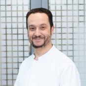 Portrait von Malik Amouri, Oberarzt der Zentralen Abteilung für Radiologie und Neuroradiologie