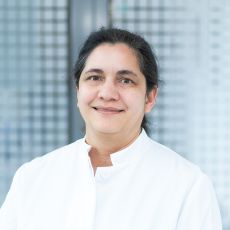 Portrait von Nanda Padval, Fachärztin für Transfusionsmedizin im Zentrallabor