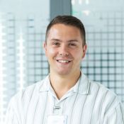 Portrait von Tim Marciniak, Pflegedienstleitung am Evangelischen Krankenhaus Duisburg-Nord