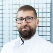 Portrait von Mohammad Elhalabi, Oberarzt der Klinik für Wirbelsäulenchirurgie