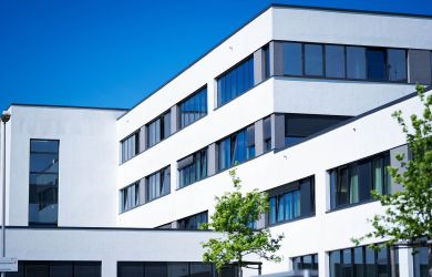 Außenansicht des Neubaus am Evangelischen Krankenhauses Duisburg-Nord mit moderner Architektur.