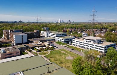 Luftaufnahme zeigt die Gebäude des Evangelischen Krankenhauses Duisburg-Nord und die Umgebung aus der Vogelperspektive.