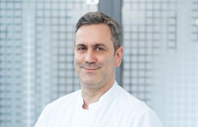 Portrait von Dr. Deniz Özcan, Leitender Oberarzt der Klinik für Anästhesiologie und Intensivmedizin