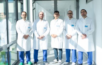 Gruppenbild von Chefarzt Dr. Samer Said und vier Oberärzten der Klinik für Allgemeine Innere Medizin und Gastroenterologie.