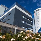 Weg zum Haupteingang des Evangelischen Krankenhauses Dinslaken mit Schild des Krankenhauses, auf dem auch das Logo und der Name des Klinikverbundes zu sehen sind.