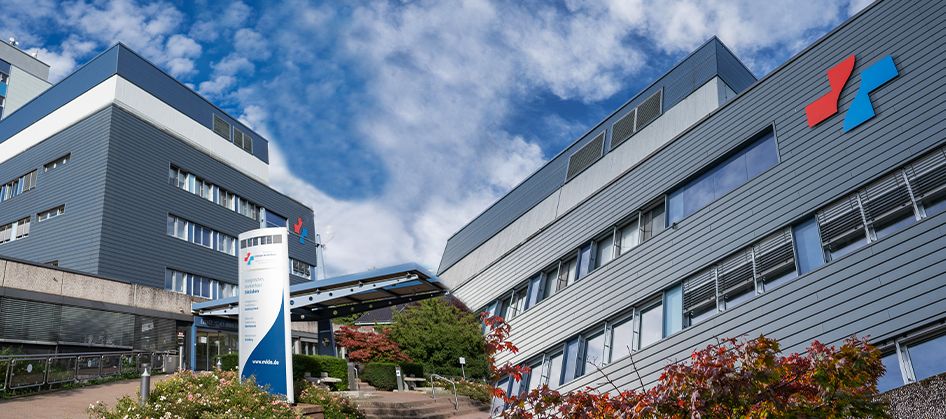 Collage von Außenansichten des Evangelischen Krankenhauses Dinslaken, die das Gebäude aus verschiedenen Blickwinkeln zeigen.