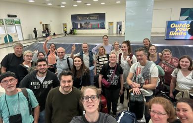 Das Team des Herzzentrums Duisburg ist sicher am Flughafen Accra gelandet und wartet mit Koffern und Taschen am Gepäckband, bevor es weitergeht. Die Gruppe macht ein Selfie.