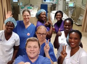 Mitarbeiterinnen des Herzzentrums Duisburg fotografieren sich mit Kolleginnen des University of Ghana Medical Center auf der Krankenhausstation.