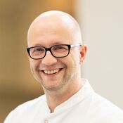 Portrait von Sascha König, Oberarzt der Klinik für Kinderkardiologie und angeborene Herzfehler